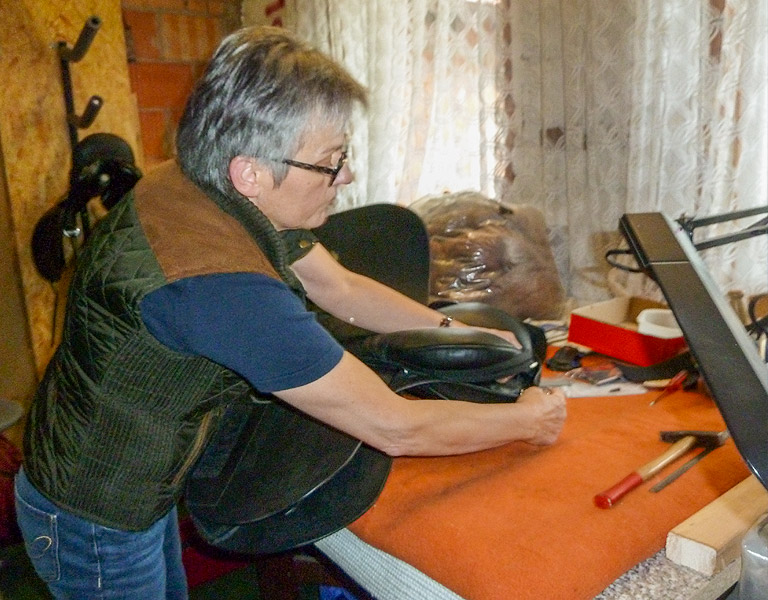 Barbarau Fuge bei der Sattelarbeit